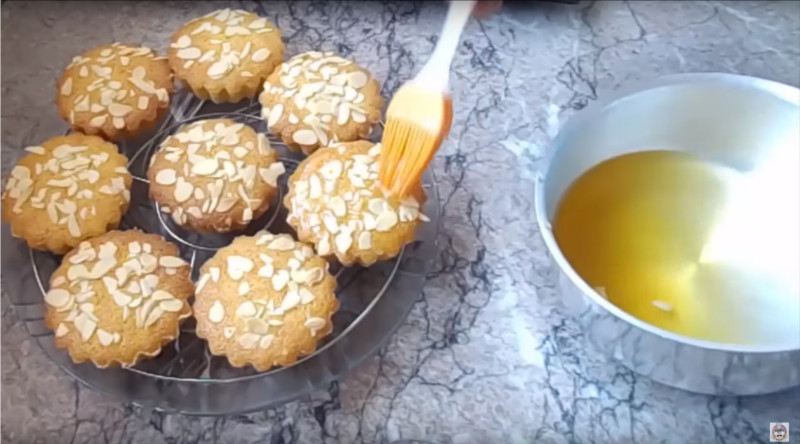 Kleine vanille Basbousat's lekker zacht en snel te maken met siroop insmeren