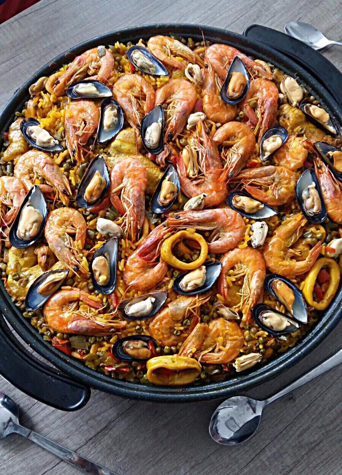 Het Paella recept van kip gamba's en zeevruchten