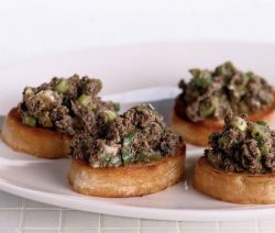 Crostinis met tonijntapenade