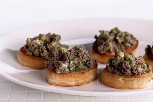 Crostinis met tonijntapenade