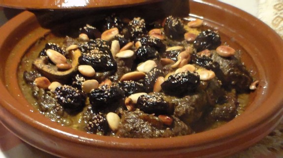 Tajine van lamsvlees met pruimen en amandelen