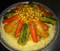 Traditionele Marokkaanse couscous met groenten en kip