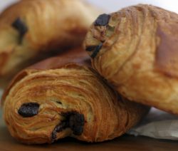 Zelfgemaakte zachte chocoladebroodjes voor de kids