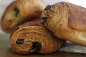 Zelfgemaakte zachte chocoladebroodjes voor de kids