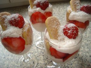 Aardbeientoetje met lange vingers en kokos