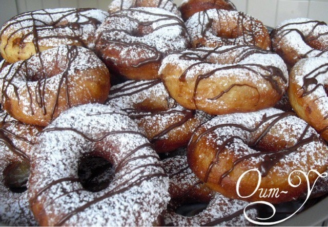 Zachte Donuts met chocolade pasta heel erg lekker en mooi rond