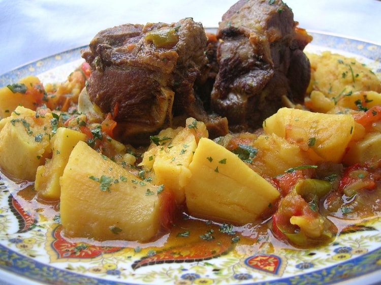 Tajine van geitenvlees met zoete aardappelen