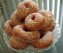 Donuts besmeerd met honing en bestrooid met kokos