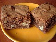 Chocoladebrownies met noten en rozijnen