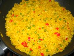 Gele rijst met kip en groenten
