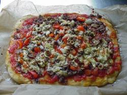 Pizza met gehakt en groenten