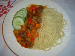 Spaghetti met pittige gehaktballetjes en zoetzure groenten