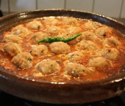 Tajine van visballetjes in tomatensaus