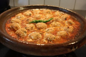 Tajine van visballetjes in tomatensaus