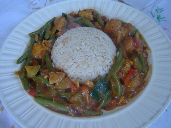 Rijst met kip en groenten in satésaus