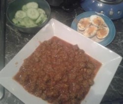 Kefta (Gehakt) in tomatensaus
Alle ingrediënten met tomaten in tajine
De gahaktballetjes
Balletjes toevoegen aan de tomatensaus