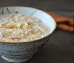 Vermicelli in melkVermicelli beetje bakken in koekenpanWater koken met suikerVermicelli koken in water met suikerVermicelli bij de melk voegen