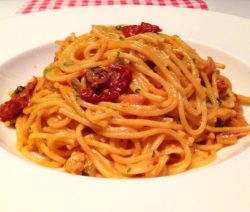 Spaghetti met rode pesto