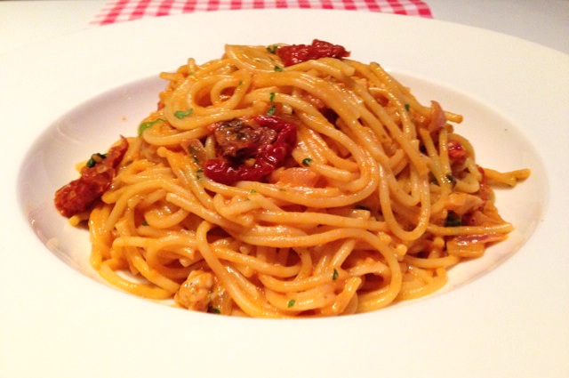 Spaghetti met rode pestosaus in een minuten
