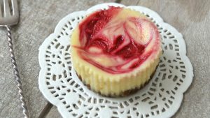 Mini-cheesecakes met frambozenswirl