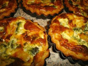 Mini broccoli taartjes - quiches van 12 cm met room