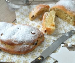 Kleine kerststolletjes luchtige en zachte met homemade amandelspijs