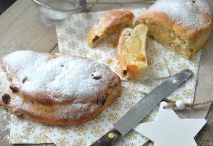 Kleine kerststolletjes luchtige en zachte met homemade amandelspijs