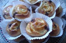 Koffiebroodjes gevuld met banketbakkersroom en chocoladestukjes