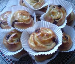 Koffiebroodjes gevuld met banketbakkersroom en chocoladestukjes