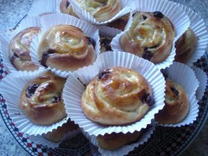 Koffiebroodjes gevuld met banketbakkersroom en chocoladestukjes