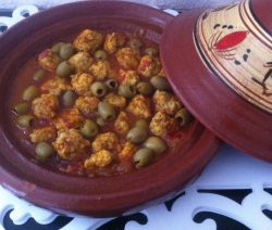 Traditionele Marokkaanse Tajine met kipgehakt in zoete saus