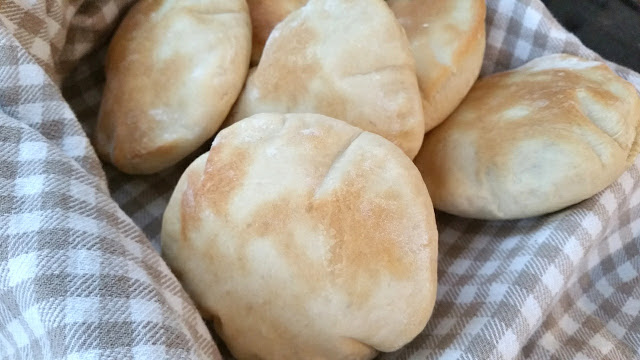 Zelfgemaakte pitabroodjes zo lekker zelfs zonder vulling te eten - video