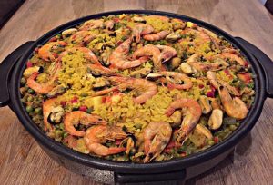 Het Paella recept van kip gamba's en zeevruchten