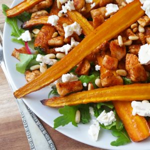 Salade met geroosterde wortel en kipfilet