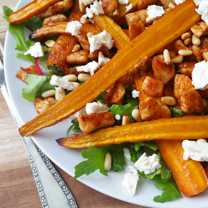 Salade met geroosterde wortel en kipfilet