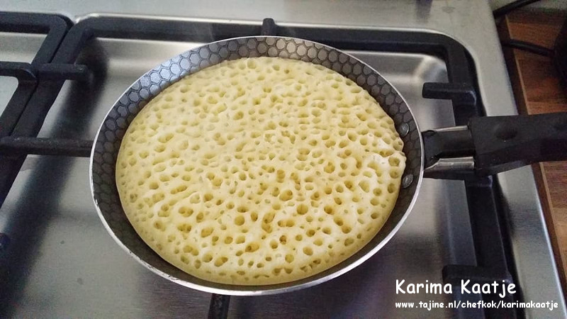 Baghrir de Marokkaanse pannenkoek met gaatjes in een koekenpan