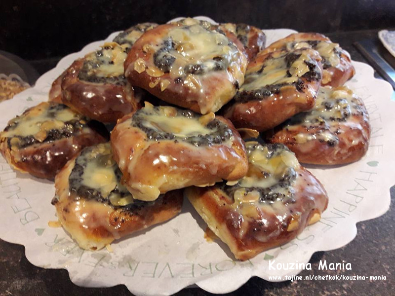 Maanzaadbroodjes met abrikozengelei en chocolade