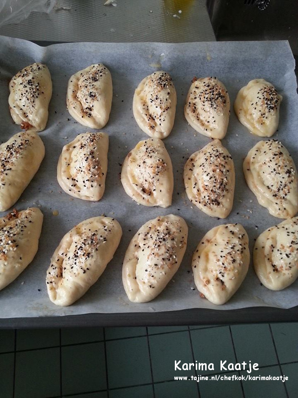 Super zachte Turkse broodjes met verschillende vullingen bestrooien