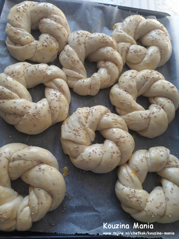 Thuis gemaakte zachte bagels met sesam besmeren met ei besmeer met eidooier