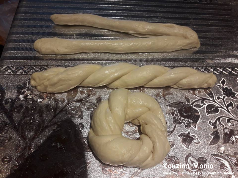 Thuis gemaakte zachte bagels met sesam twee rollen vouwen