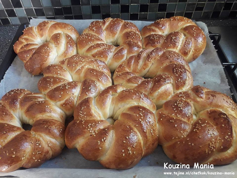 Thuis gemaakte zachte bagels met sesam uit oven