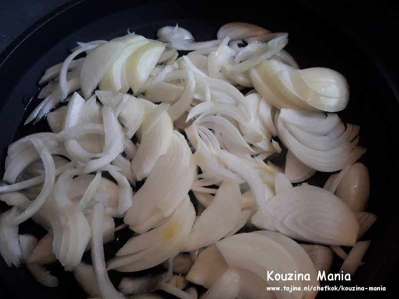 Tajine van zoete kip met uien en rozijnen uien