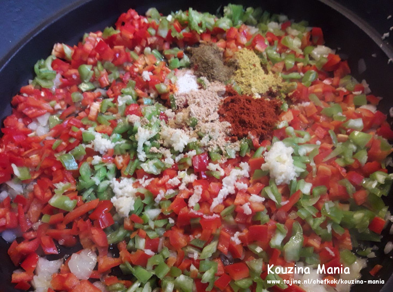 tomaten kruiden tomatenpuree boullionblok in een tajine stoven