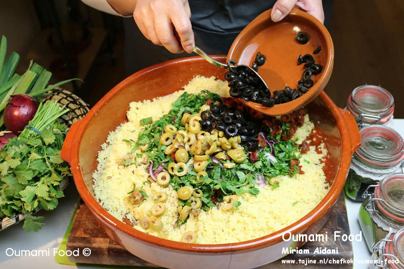 Couscous salade ingrediënten toevoegen aan couscous