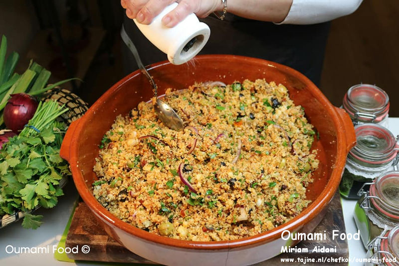 Couscous salade mengen op smaak maken met zout