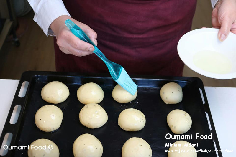 Gehaktbroodjes met pesto en cheddarkaas broodjes besmeren met zonnebloemolie