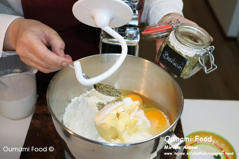 Gehaktbroodjes met pesto en cheddarkaas deeg ingrediënten mengen