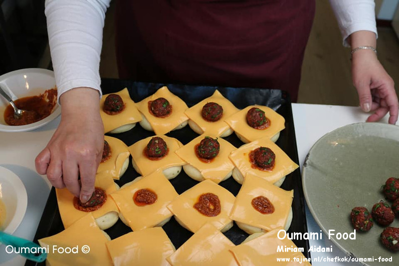 Gehaktbroodjes met pesto en cheddarkaas gehakt drukken in het midden