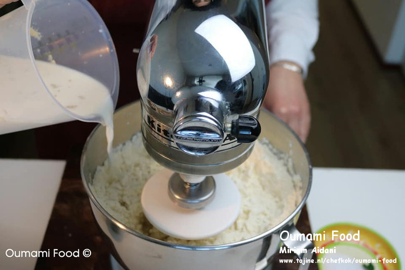 Gehaktbroodjes met pesto en cheddarkaas melk toevoegen aan deeg ingredienten