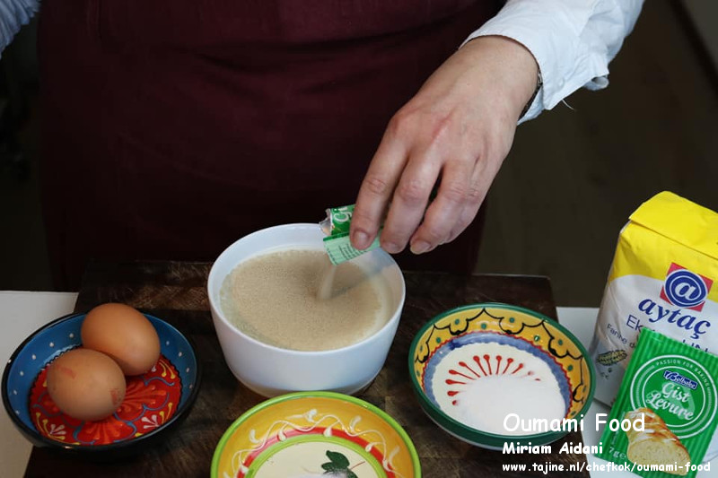 Gehaktbroodjes met pesto en cheddarkaas deeg ingrediënten mengen